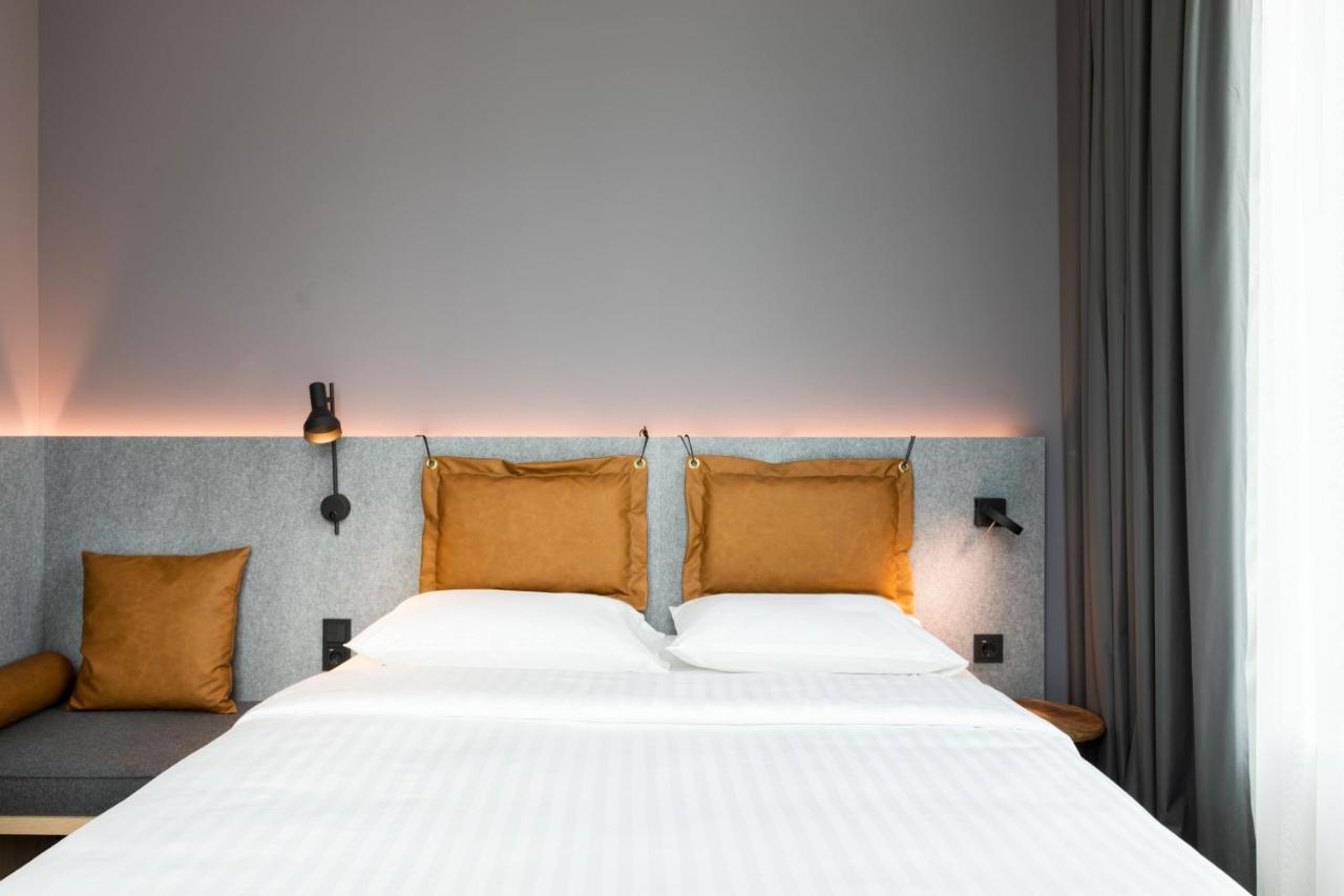 Moxy Queen Sleeper,1401212492:JPEG